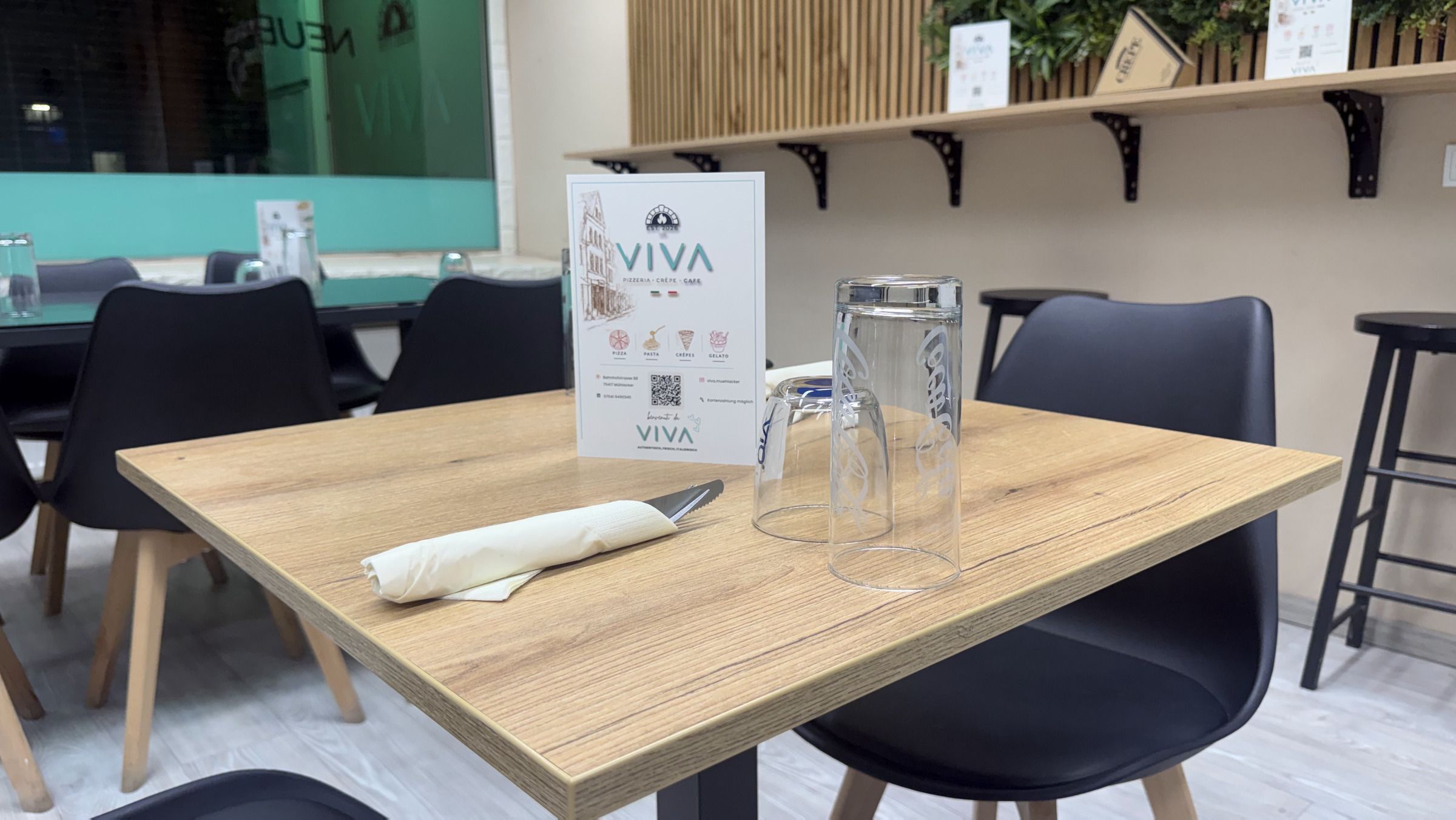 Gedeckter Tisch bei VIVA vor der grünen Mooswand